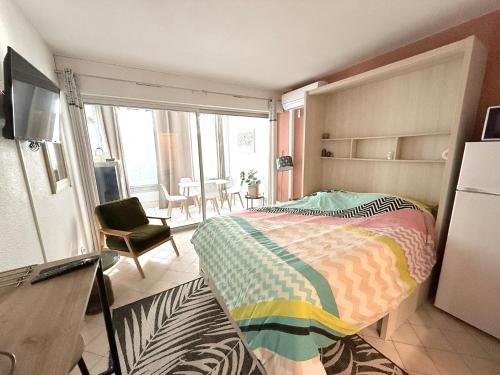 - une chambre avec un lit et une chambre avec une chaise dans l'établissement Ponant La Grande Motte Cosy Studio 4 pers Parking,Clim,piscine, Golf, Plage, à La Grande Motte