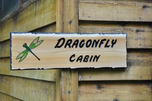 Dragonfly Cabinに飾ってある許可証、賞状、看板またはその他の書類