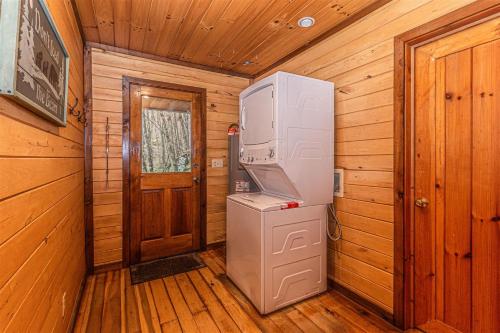 ブライソン・シティにあるDragonfly Cabinのキャビン内に冷蔵庫、洗濯機、乾燥機あり