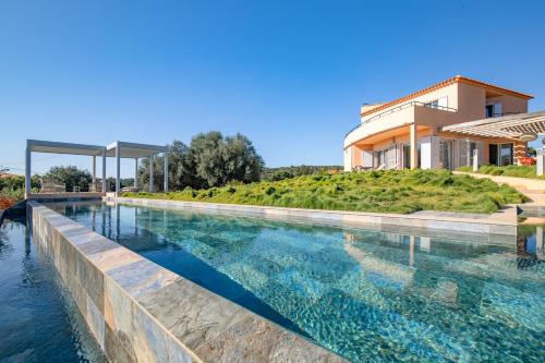 une piscine devant une maison dans l'établissement Villa La Ronde des Soleils, à Coti-Chiavari