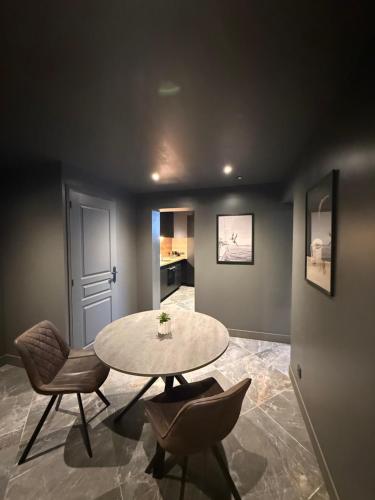 une salle à manger avec une table et deux chaises dans l'établissement Cosy Room & SAUNA Hypercentre Dieppe, à Dieppe