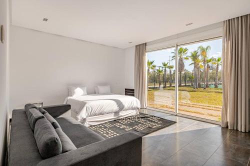 Кровать или кровати в номере Villa Luxueuse 4 Chambres au Cœur du Domaine a El Menzeh