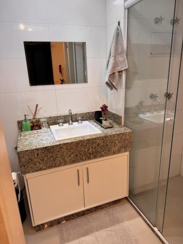 a bathroom with a sink and a shower at Fabuloso - Brisas do Lago in Brasília