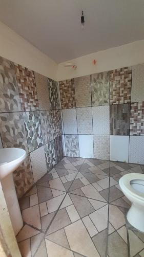 ein Badezimmer mit Toilette und Waschbecken in der Unterkunft Caminho das pedras-Medicina, Consciência e espiritualidade- Hospedaria na floresta com saída ao Igarapé in Alter do Chao