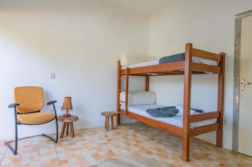 Palanda nebo palandy na pokoji v ubytování Casa aconchegante com Wi-Fi e piscina prox a praia