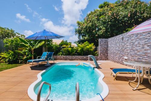 Bazén v ubytování Casa aconchegante com Wi-Fi e piscina prox a praia nebo v jeho okolí