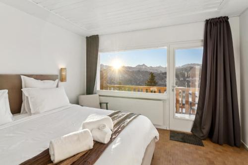 Giường trong phòng chung tại Crans Montana Suites
