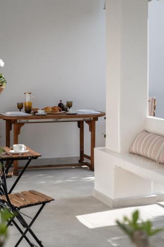 a table in a room with a table and chairs at Relaxing House with Garden in Nea Makri