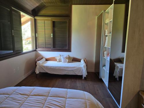un dormitorio con una cama con dos gatos sentados en ella en Casa Luxo, en Balneário Camboriú