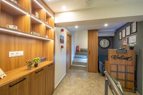 einen Gang eines Salons mit einer Uhr an der Wand in der Unterkunft İstanbulites Hotel in Istanbul