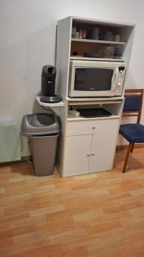 une armoire blanche avec un four micro-ondes et des toilettes dans l'établissement pasteur, à Cholet