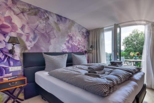 a bedroom with a large bed with towels on it at Ferienhaus Classic im Kapitäns Hus Rügen in Putbus