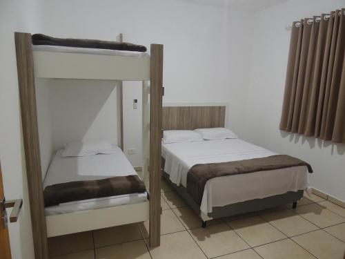 1 dormitorio con 2 camas y 1 litera en La Bella Floripa, en Florianópolis