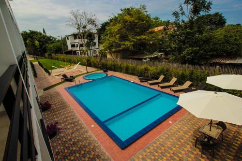 View ng pool sa Ocean Blue Hotel o sa malapit