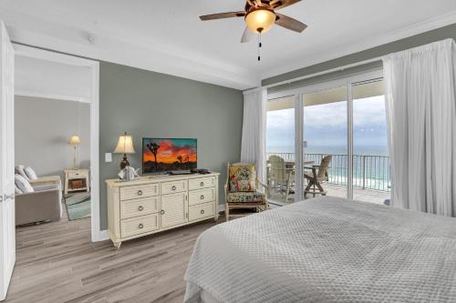 Ένα ή περισσότερα κρεβάτια σε δωμάτιο στο Regency Isle 911 by Liquid Life