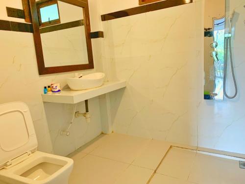 Un baño de Kashyapa Kingdom View Home