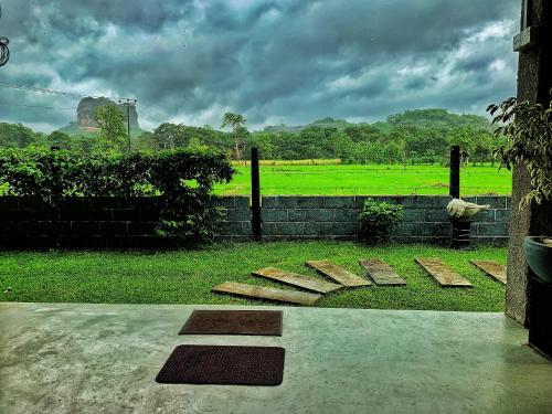 Un jardín fuera de Kashyapa Kingdom View Home