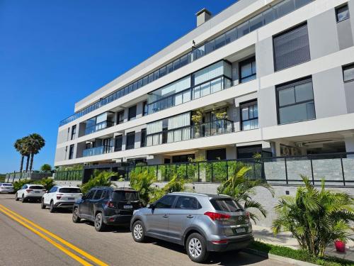 フロリアノポリスにあるCasa Vogue - Novo Campecheの建物前に停車する車列