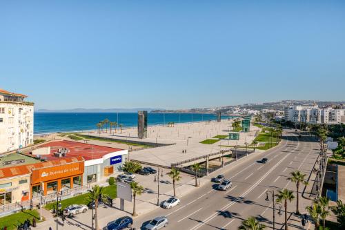 eine Luftansicht einer Stadt mit Meerblick in der Unterkunft Oceanview Apartment with Stunning City View in Tangier