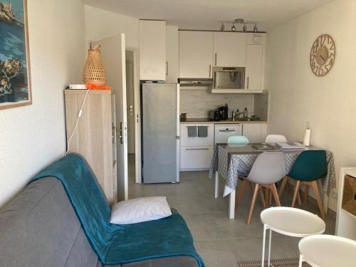 F2 totalement rénové, 200 m de la plage, piscine, parking, tout à pieds
