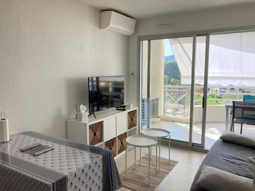 F2 totalement rénové, 200 m de la plage, piscine, parking, tout à pieds