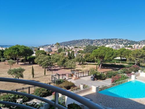 F2 totalement rénové, 200 m de la plage, piscine, parking, tout à pieds