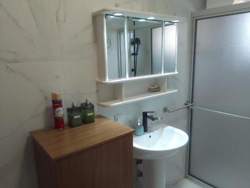 Ένα μπάνιο στο Lujosa mini casa en Solymar, cerca del mar