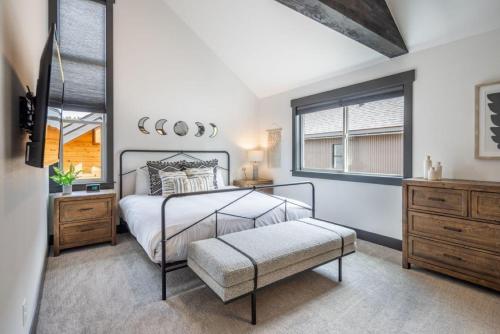 una camera da letto con un letto grande e una finestra di Suncadia 3 Bed Nelson Farm Premier Home a Cle Elum