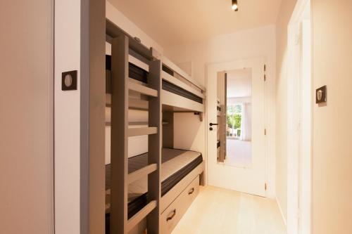 - une chambre avec des lits superposés et un couloir dans l'établissement Superbe appartement refait à neuf, à Saint-Tropez