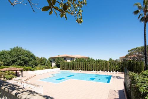 - une piscine dans une villa avec un complexe dans l'établissement Superbe appartement refait à neuf, à Saint-Tropez