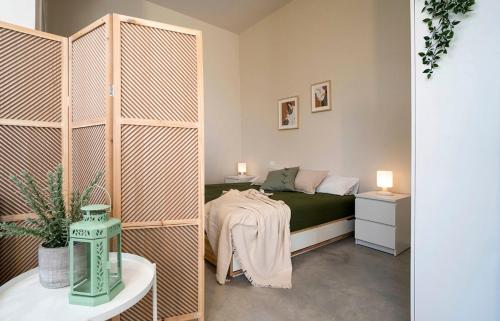 una piccola camera da letto con un letto e un tavolo di Charming Guest Room in Frassino with Private Entrance a San Giovanni in Bosco