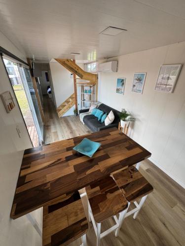 a living room with a wooden table and a couch at Apart Containers, Acantilados, unidad in Mar del Plata