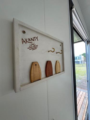 a sign on a wall with two wooden bottles at Apart Containers, Acantilados, unidad in Mar del Plata