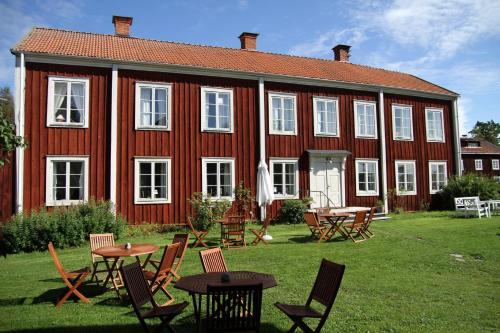 En trädgård utanför Frägsta Hälsingegård B&B