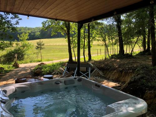 Gambar di galeri bagi Les Crouquets La cabane SPA des Truffiers di Jayac