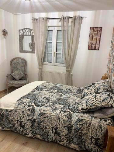 une chambre avec un lit, une chaise et une fenêtre dans l'établissement Les Rolliannes Maison au village, à Surques