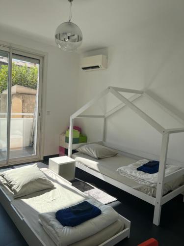 une chambre avec deux lits superposés et une fenêtre dans l'établissement Appart Prado proche vélodrome proche vieux port, à Marseille