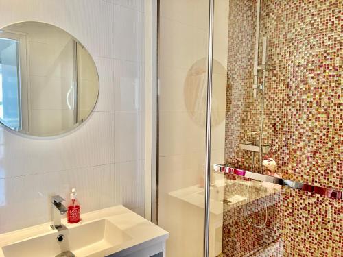 une salle de bain avec un lavabo et une douche dans l'établissement Appart Prado proche vélodrome proche vieux port, à Marseille