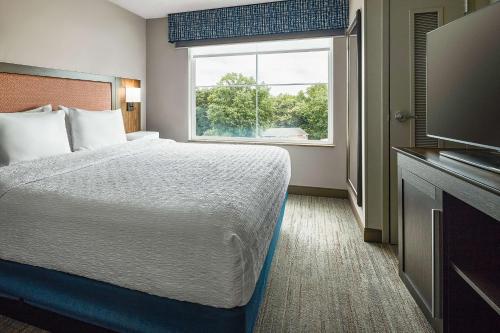 a hotel room with a bed and a window at Hampton Inn & Suites Hershey Near the Park in Hummelstown