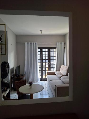 a living room with a couch and a table at Apartamento aconchegante e completo in Teresina
