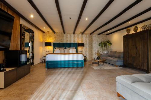a bedroom with a bed and a couch at GreenOriental Resort in La Vega