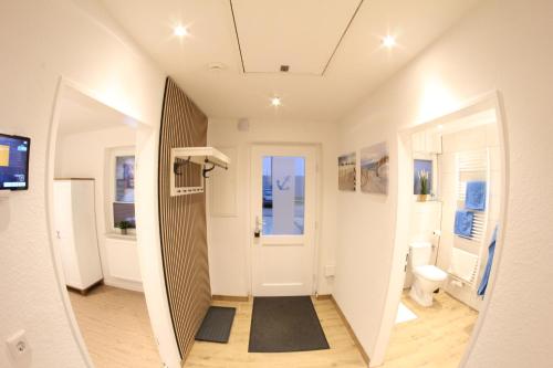 a hallway with a bathroom with a toilet at Ferienwohnung Moin Moin 2C in Silberstedt