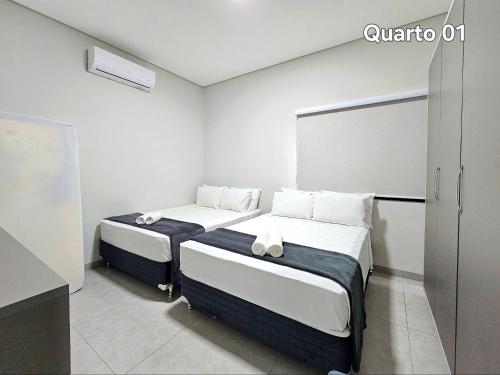 Casa 02 Nova com lazer TOP 10 min Paraguaiにあるベッド