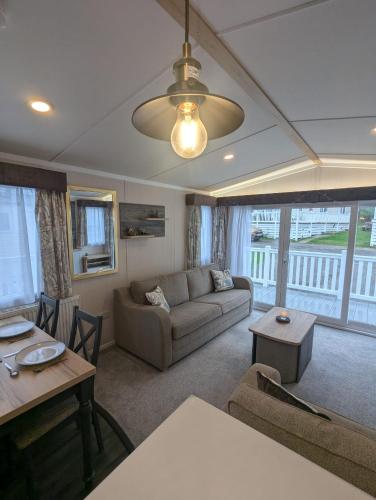 Khu vực ghế ngồi tại NEW STYLE HOLIDAY HOME, quiet location at Award winning Shorefield Country Park - ENTERTAINMENT PASSES INCLUDED!