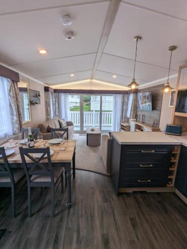 Nhà bếp/bếp nhỏ tại NEW STYLE HOLIDAY HOME, quiet location at Award winning Shorefield Country Park - ENTERTAINMENT PASSES INCLUDED!