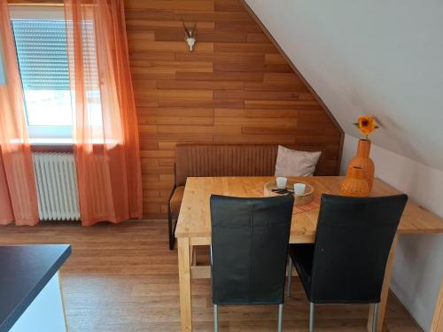 een eetkamer met een houten tafel en stoelen bij Ferienwohnung bei Willingen mit Terrasse in Willingen