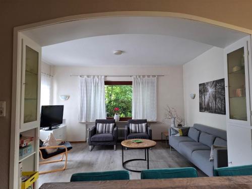 een woonkamer met een bank, stoelen en een tafel bij Helle Wohnung bei Willingen mit Terrasse in Willingen