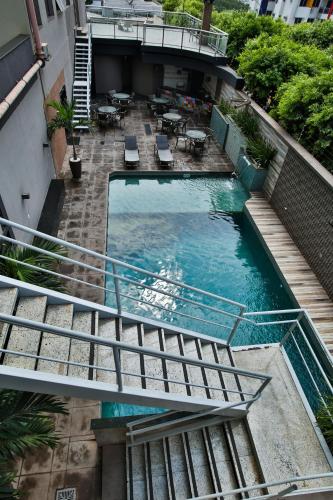 an overhead view of a swimming pool with stairs at Paiaguás Palace Hotel in Cuiabá