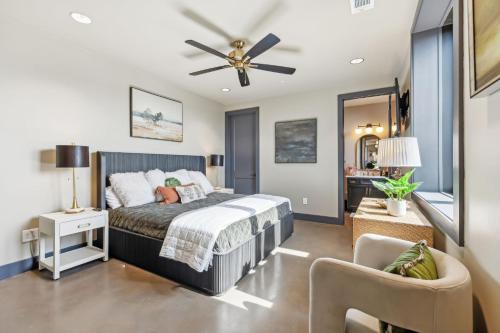 Giường trong phòng chung tại 204 East Main - Suite 201