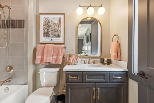 Phòng tắm tại 204 East Main - Suite 201